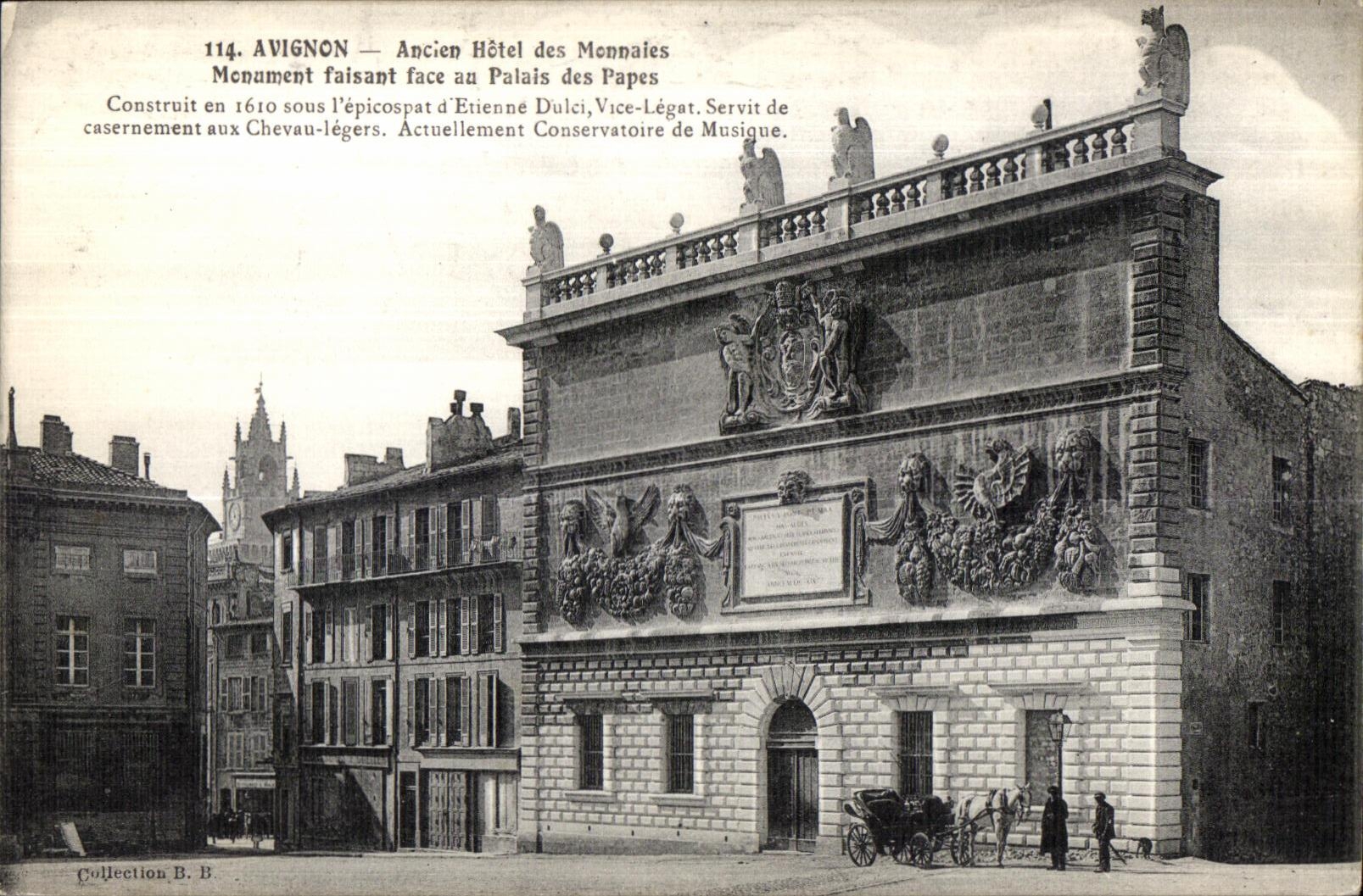 CPA Avignon Ancien Hotel des Mennaise Monument faisant face au Palais des Papes