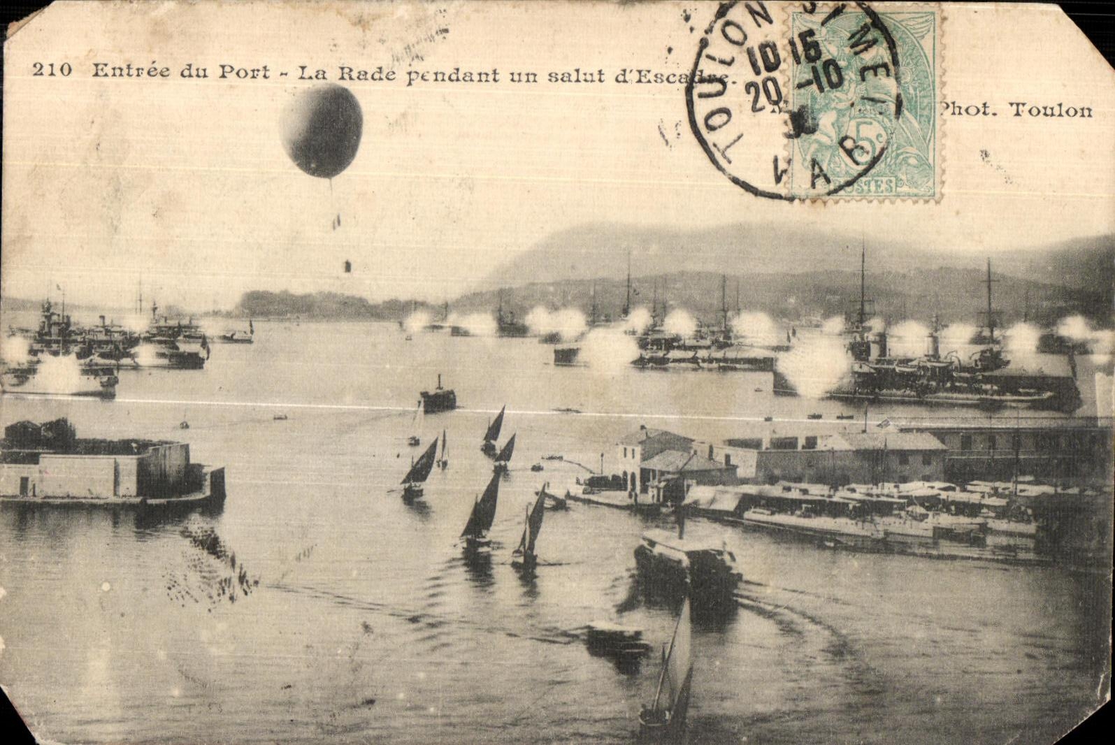 CPA Toulon Entree du Port La Rade Pendant un Saint d Escadre Ballon