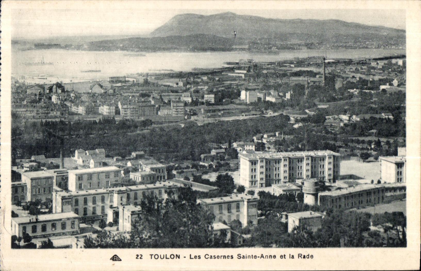 CPA Les Casernes Sainte Anne et la Rade Militaria