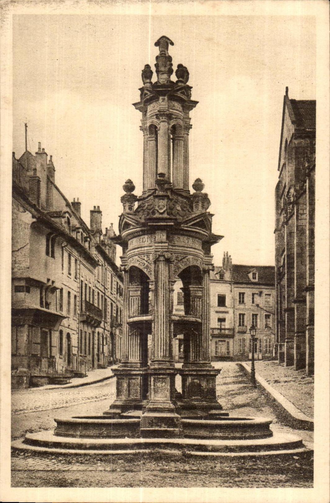 CPA Autun Antique Fontaine Saint Lazare achevee en 1543