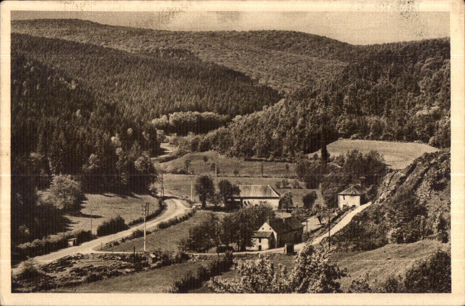 La Vallée de la Canche aux Viollots — Route d'Autun à Château-Chinon entre la Selle et Roussillon — Héliogravure d'Art P. Coyeugnault & C. Trychot - Autun