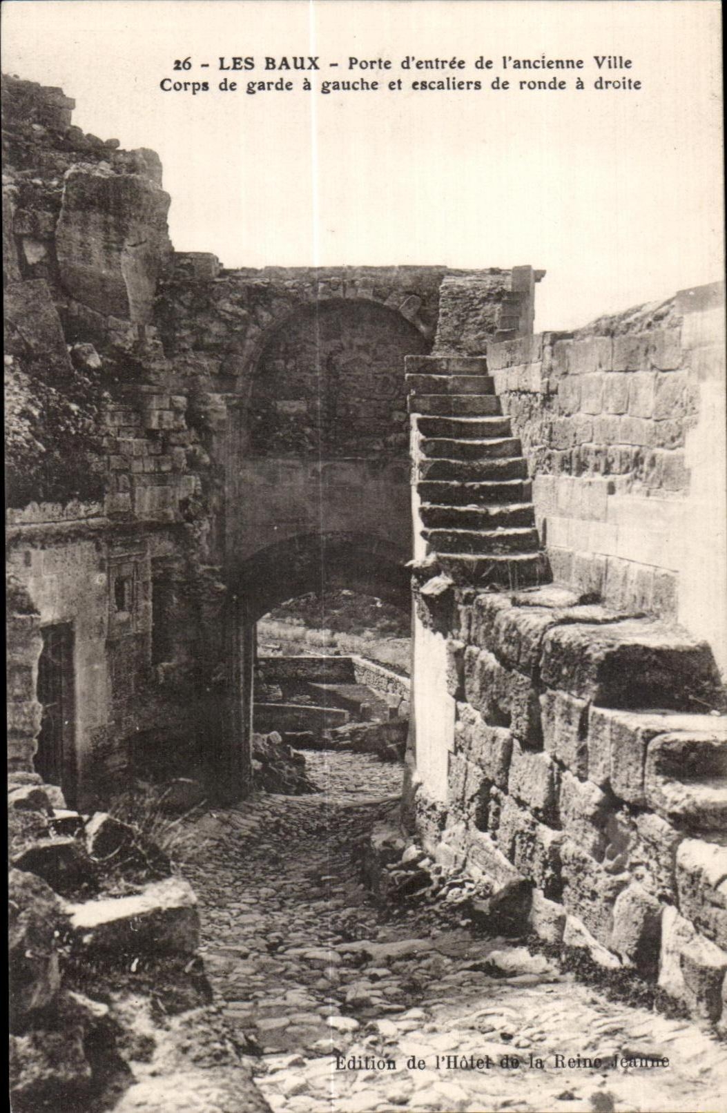 Les Baux - Porte d'entrée de l'ancienne Ville — Corps de garde à gauche et escaliers de ronde à droite — Édition de l'Hôtel de la Reine Jeanne