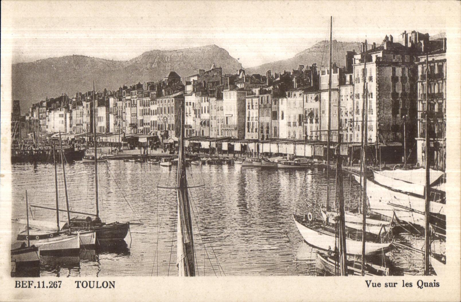 CPA Toulon Vue sur les Quais Bateau 