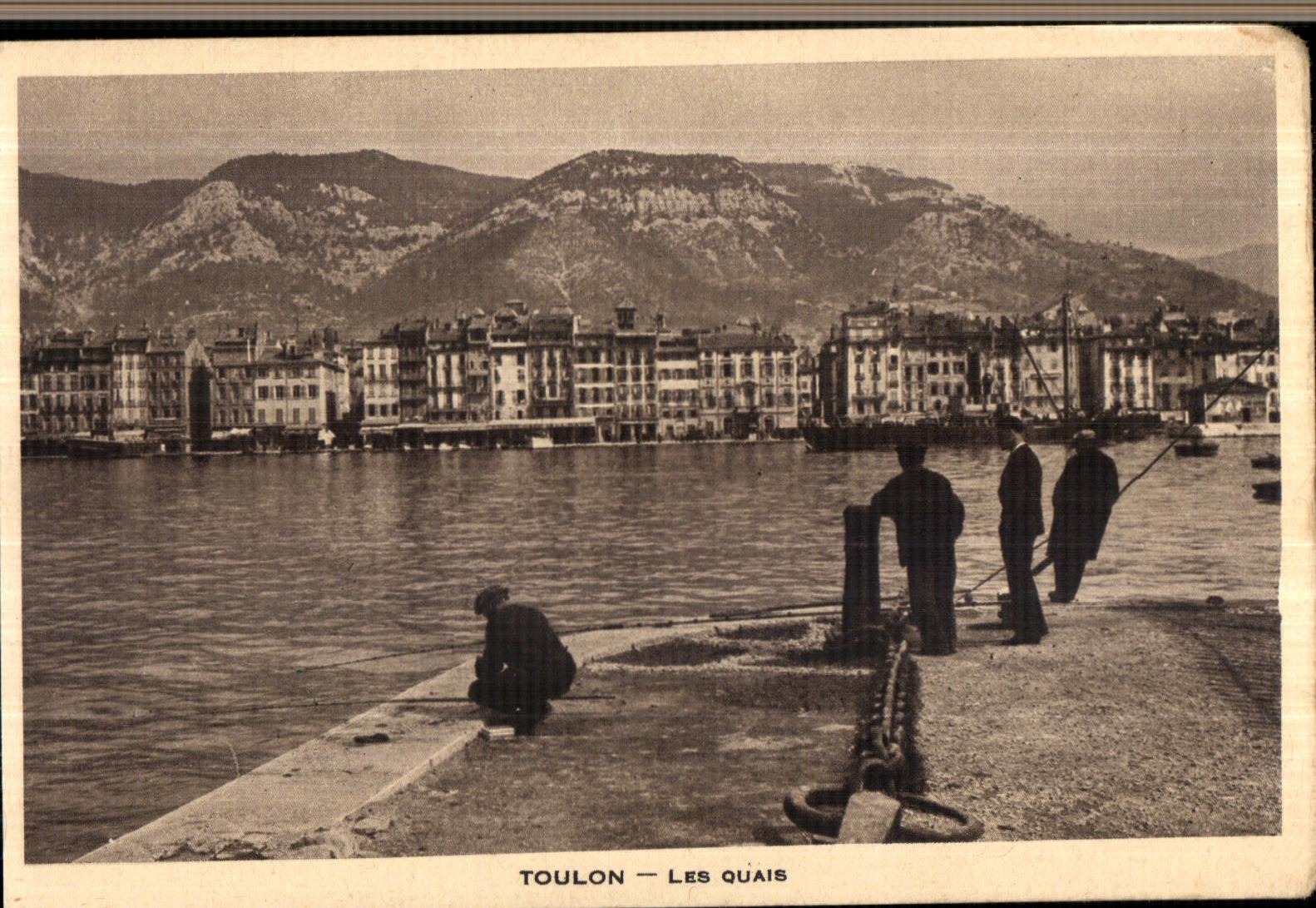Toulon — Les quais — vue des quais et du port avec montagnes en arrière-plan
