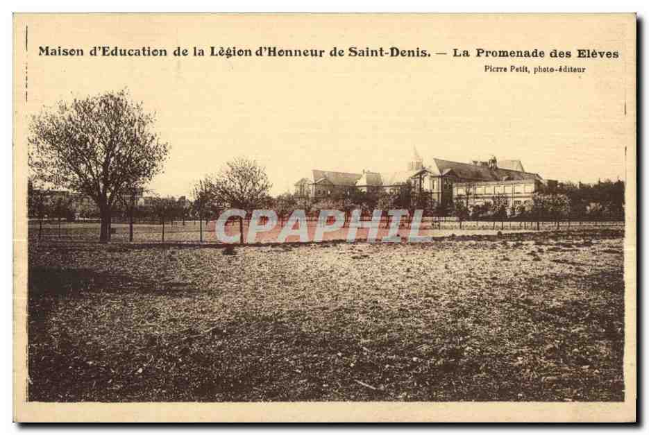 Maison d'Éducation de la Légion d'Honneur de Saint-Denis — La Promenade des Élèves — Picrre Petit, photo-éditeur