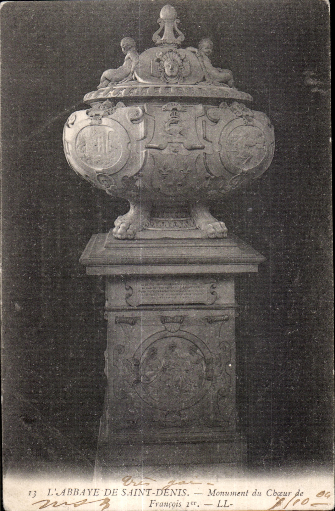 CPA L Abbaye De Saint Denis Monument du Coeur de Francois 1er