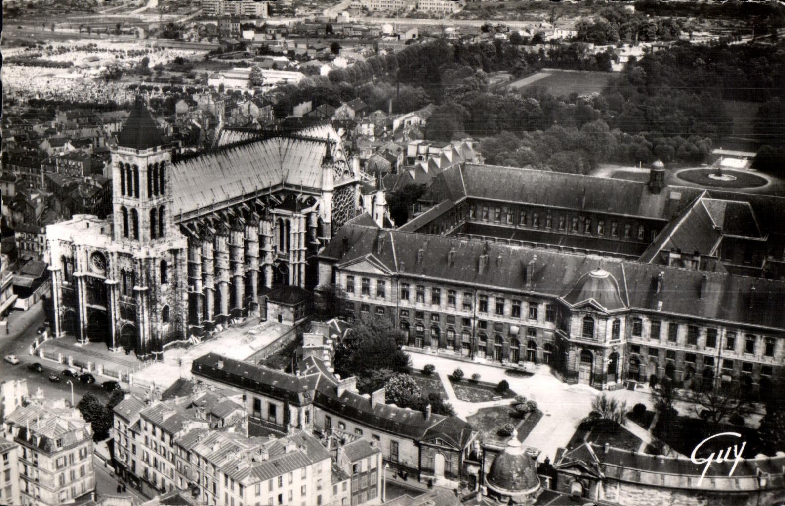 Saint-Denis — Vue aérienne de la basilique et de la maison nationale de la Légion d'Honneur — Guy