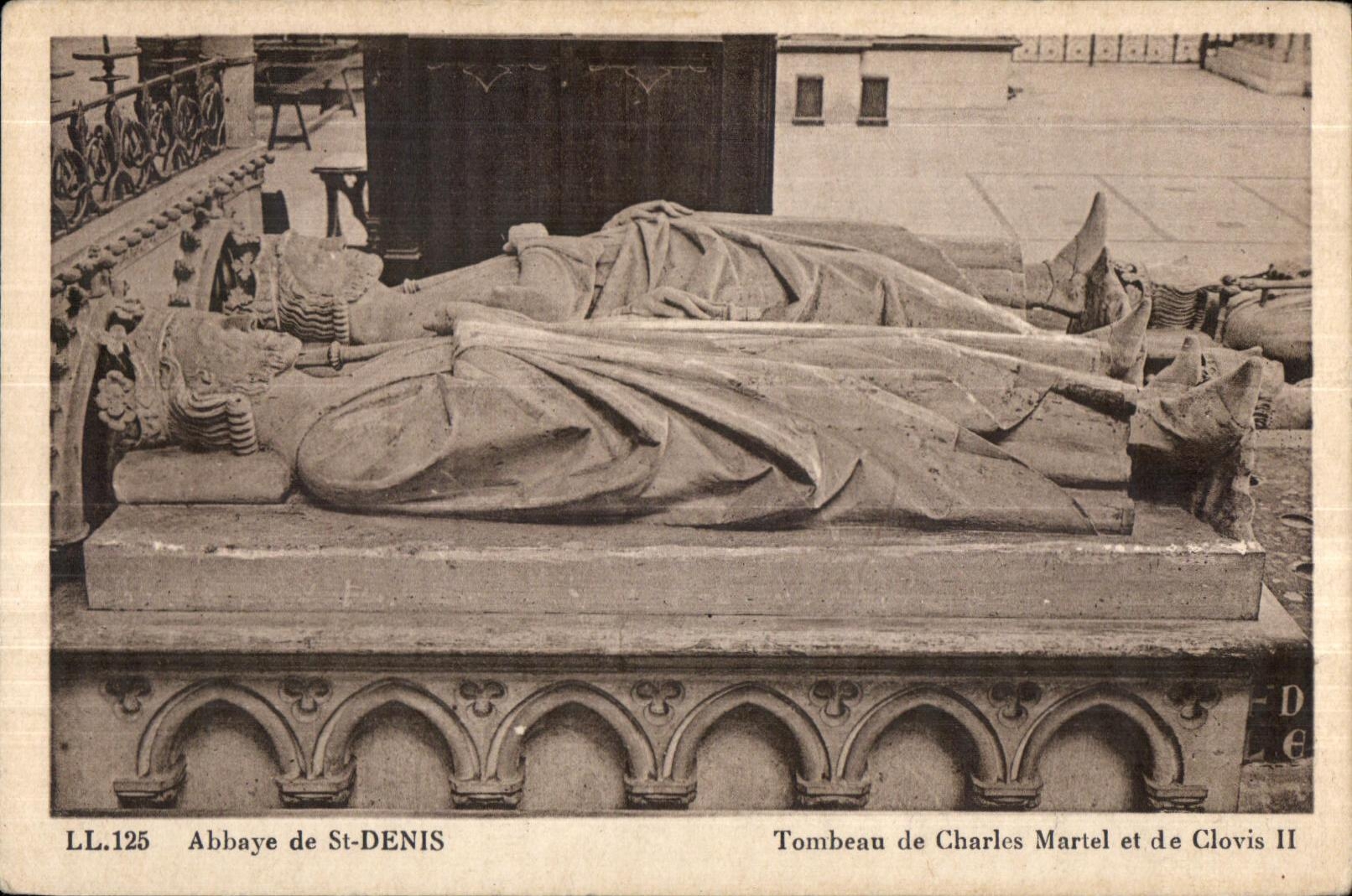 CPA Abbaye de St Denis Tombeau de Charles Martel et de Clovis II