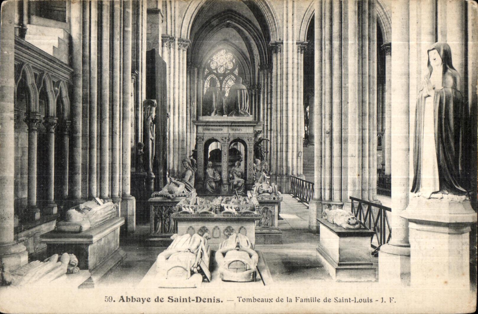 CPA Abbaye St Denis Tombeaux de la Famille de Saint Louis 