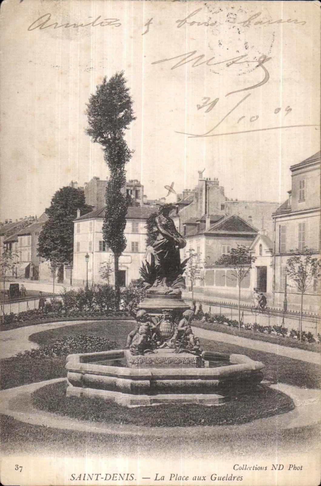 CPA Saint Denis La Place aux Gueldres