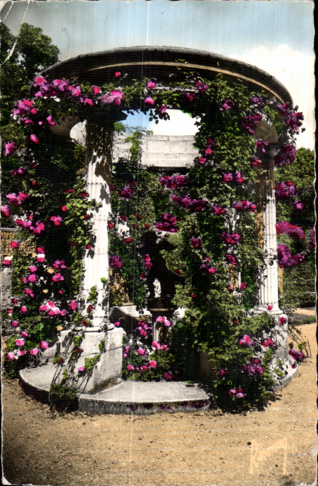 CPA Images de France Roseraie de L Hay Les Roses Le Temple de l Amour