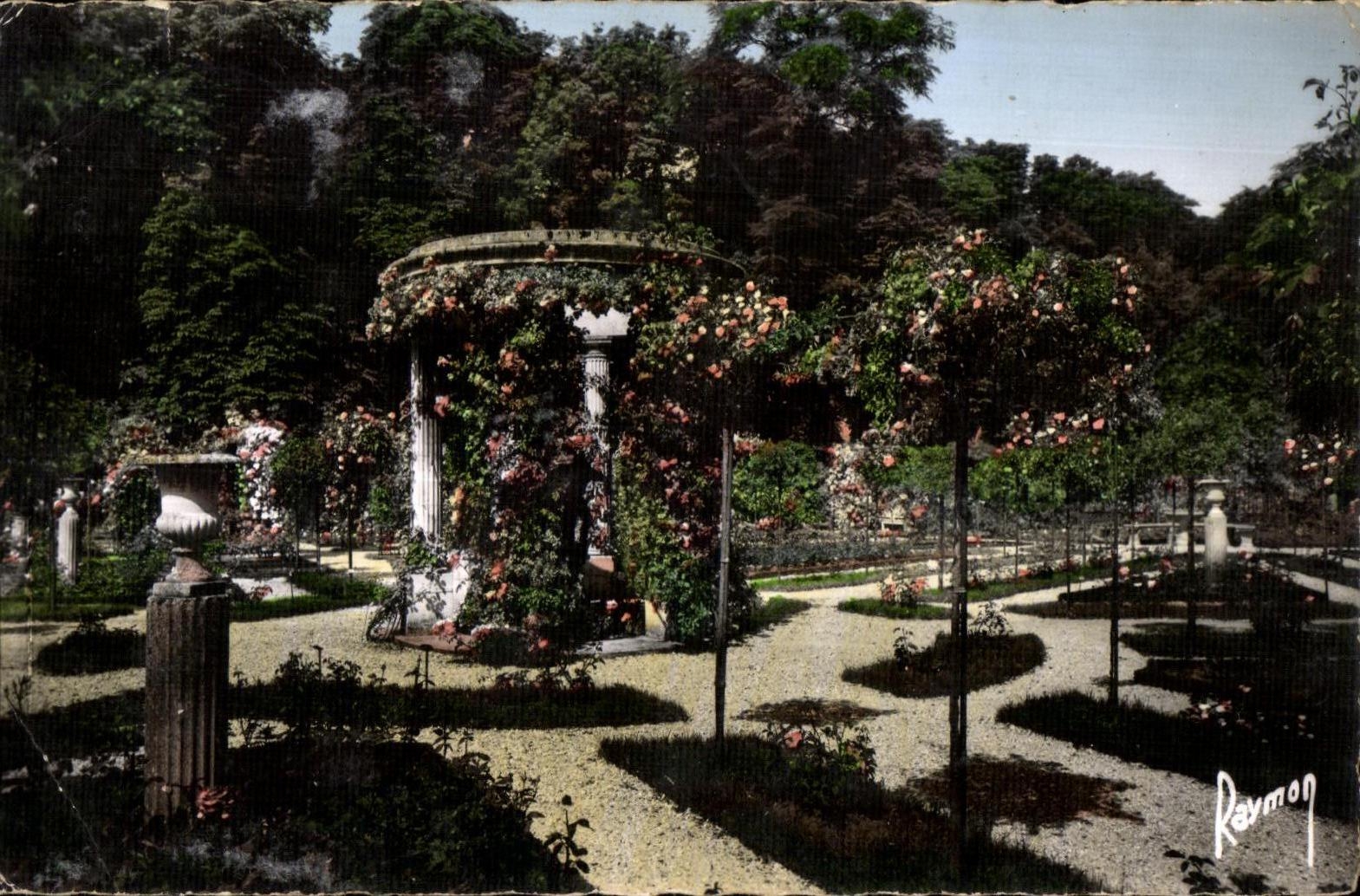 CPA Images de France Roseraie de L Hay Les Roses Temple de I Amour