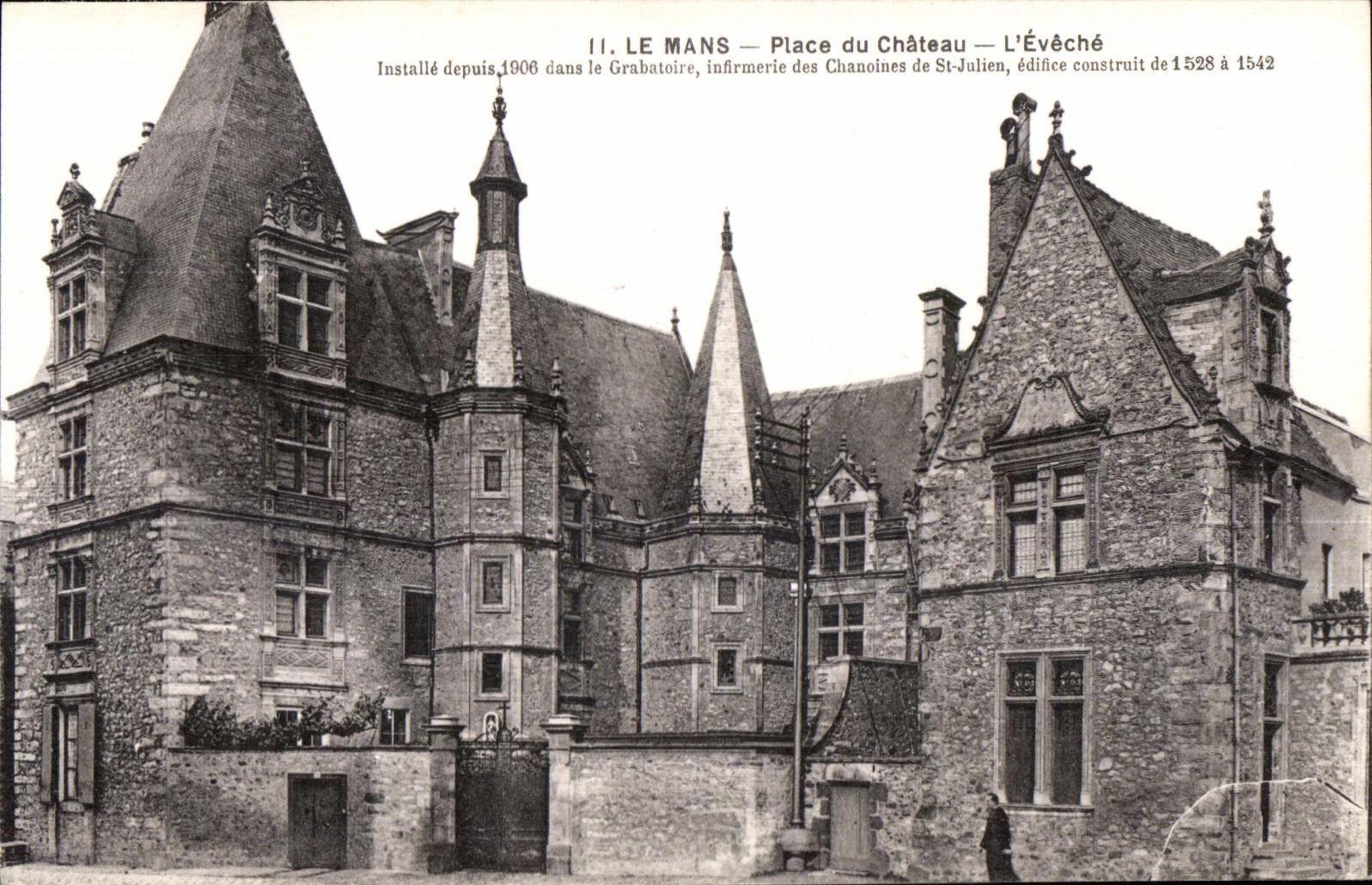 CPA Le Mans Place du Chateau L Eveche Installe depuis dans le Grabatoire infirmerie des Chanoines de St Julien 
