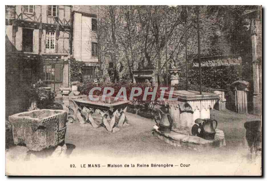 CPA Le Mans Maison de la Reine Berengere Cour