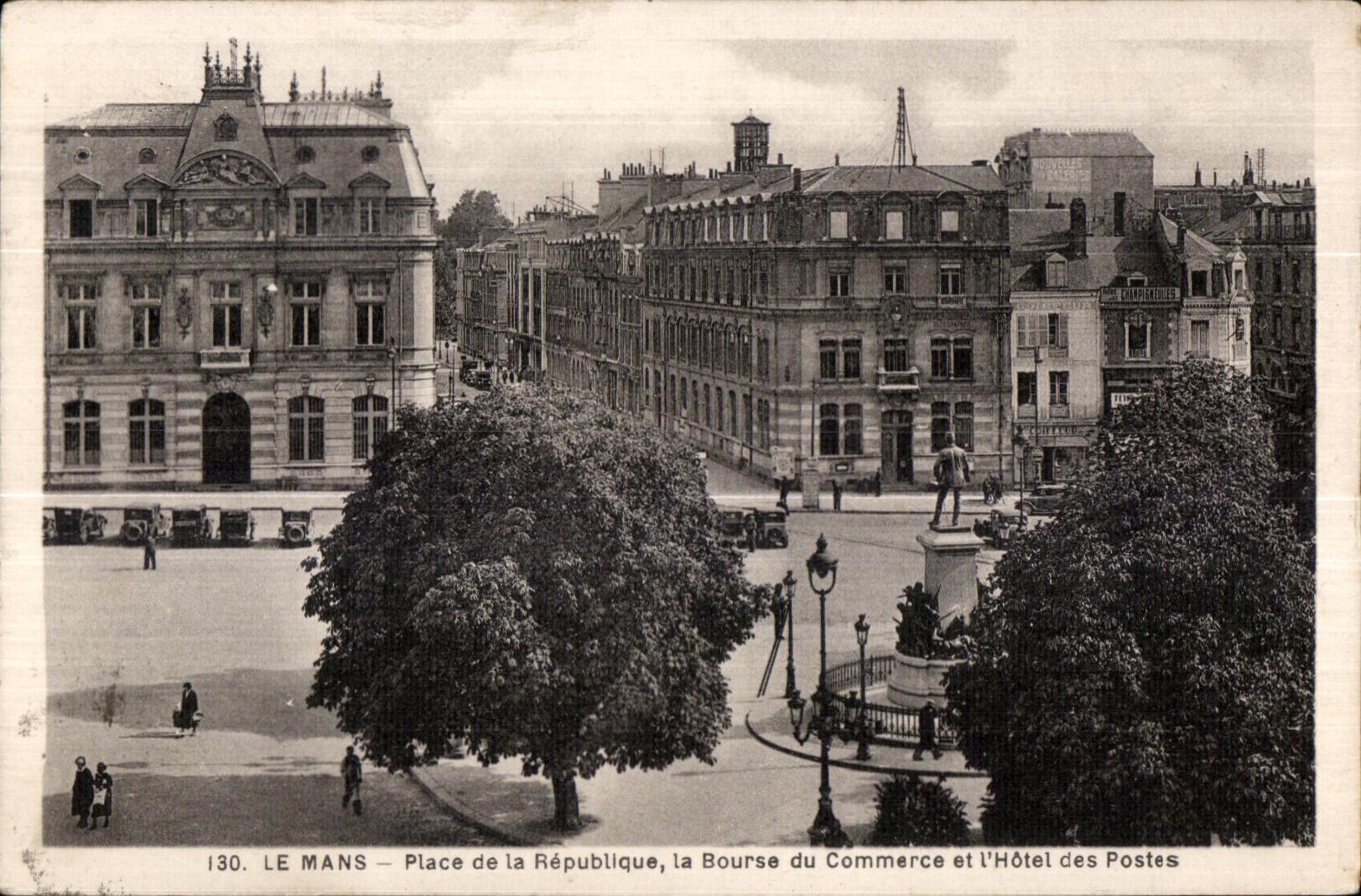 CPA Le Mans Place de la Republique la Bourse du Commerce et l Hotel des Postes