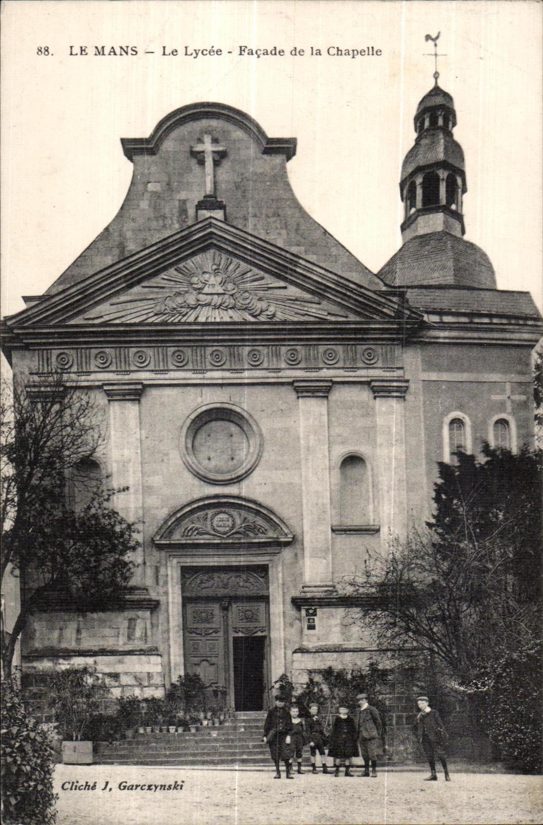 CPA Le Mans Le Lycee Facade de la Chapelle
