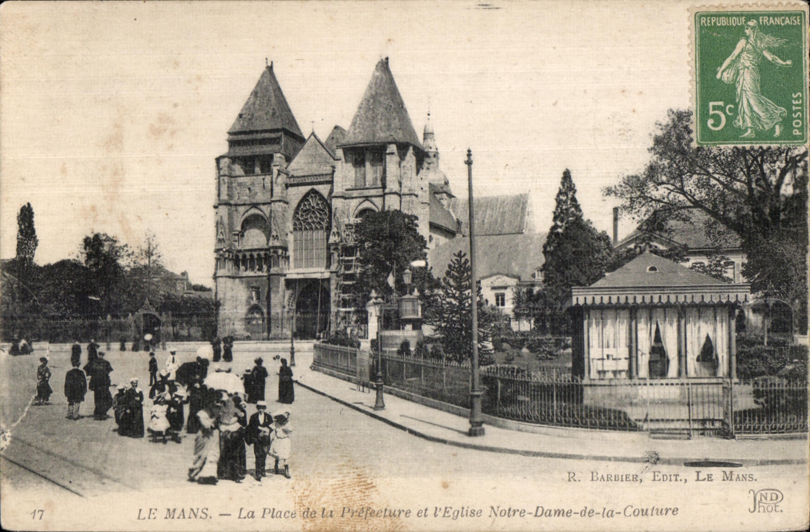 CPA Le Mans La Place de La Prefecture et I Eglise Notre Dame de la Couture