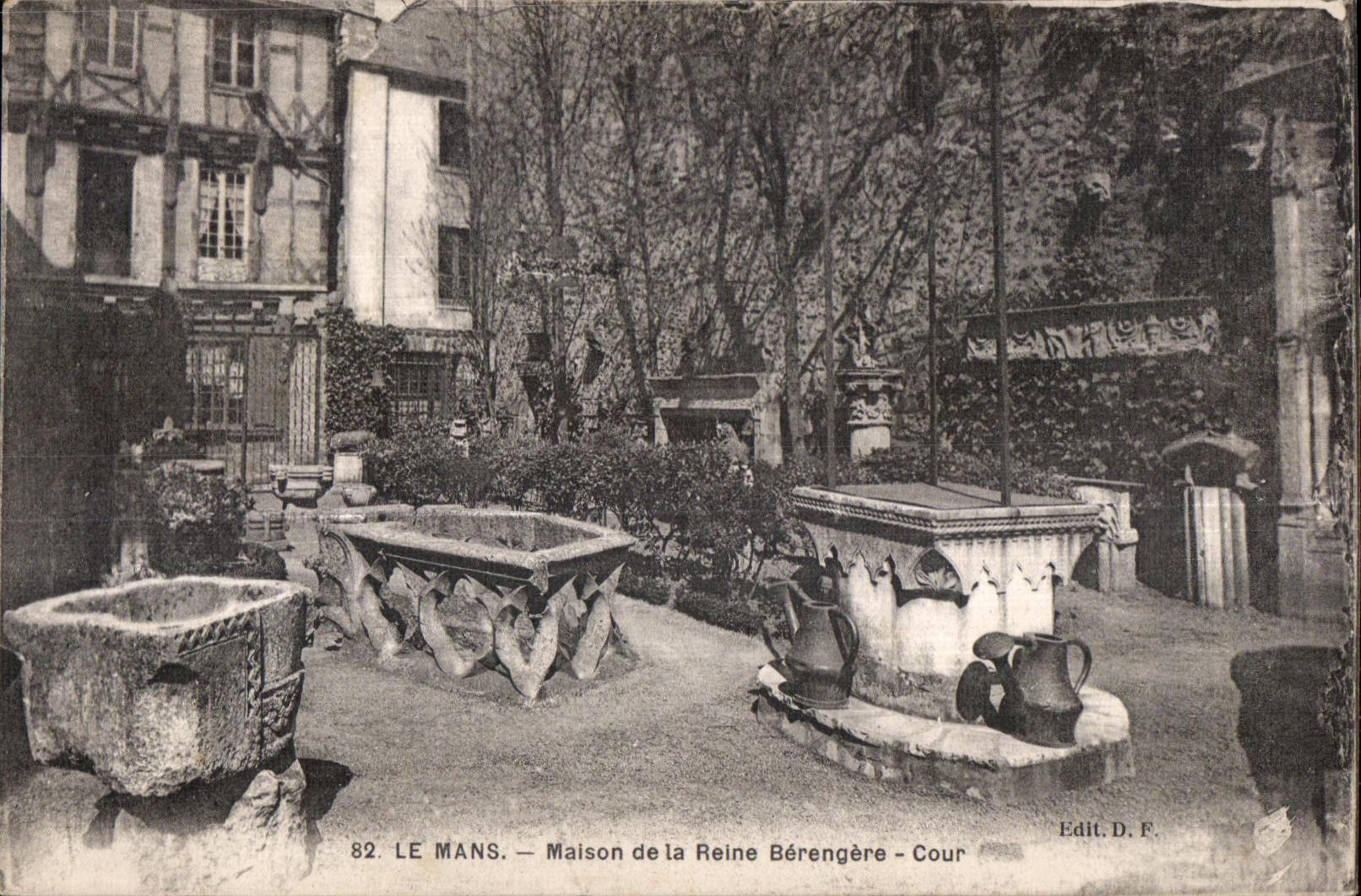 CPA Le Mans Maison de la Reine Berengere Cour