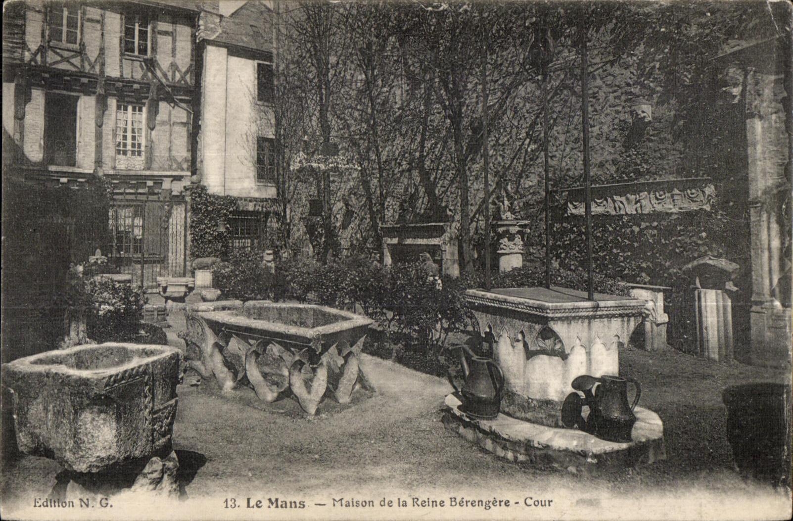 CPA Le Mans Maison de la Reine Berengere Cour