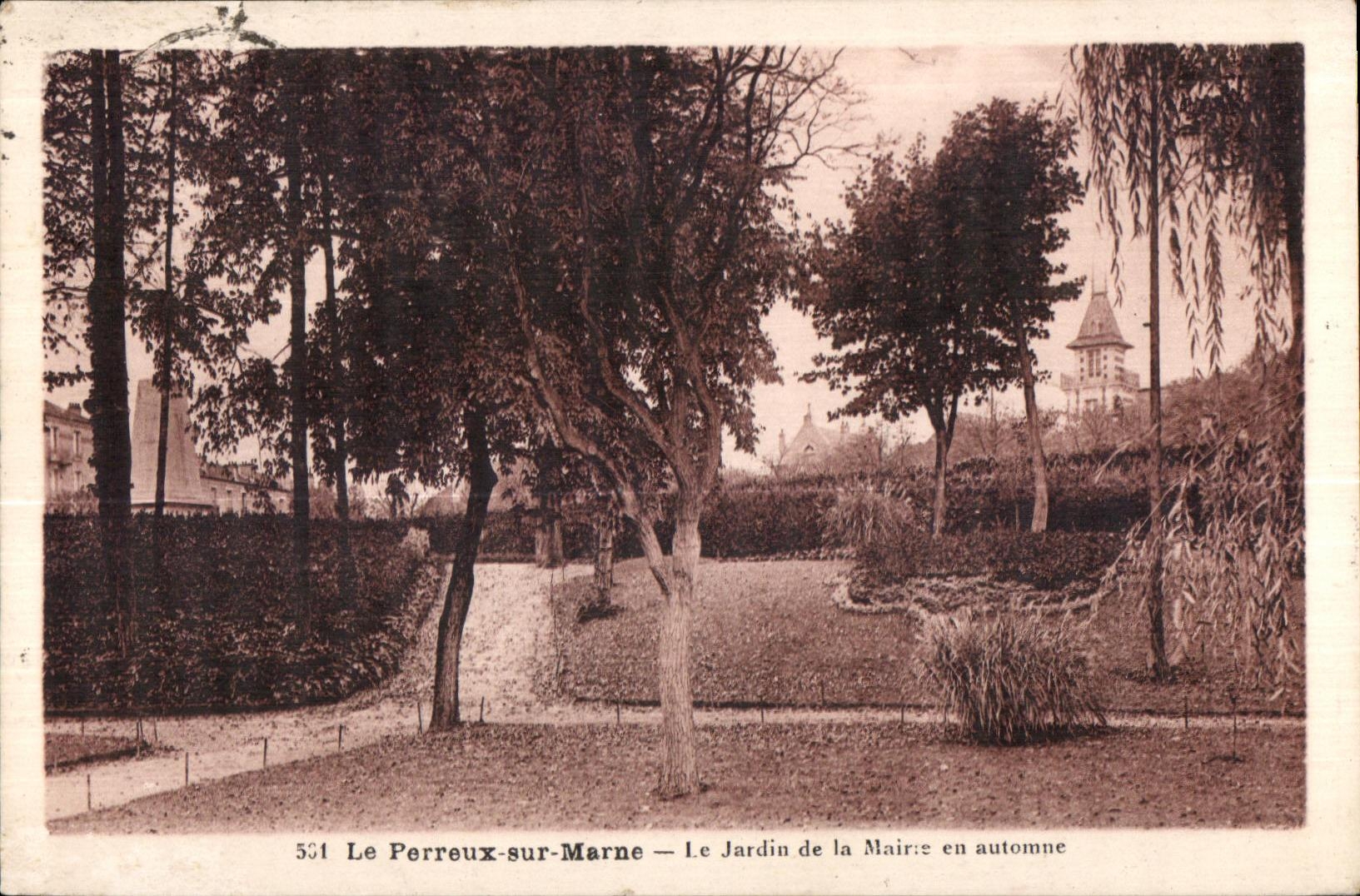CPA La Perreux sur Marne Le Jardin de la Mairne en automne