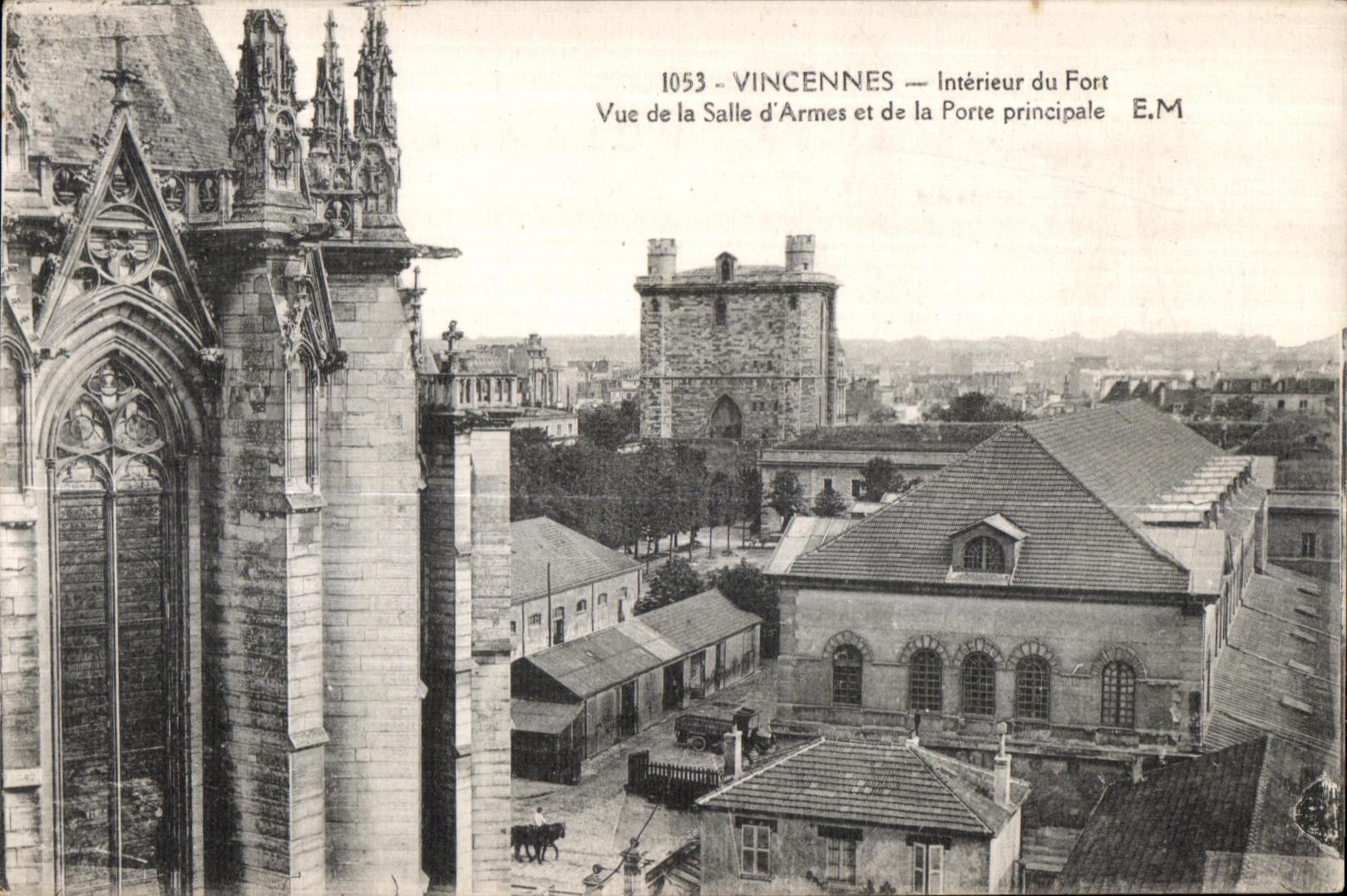 CPA Vincennes Interieur du Fort Vue de la Salle d Armes et de la Porte principale