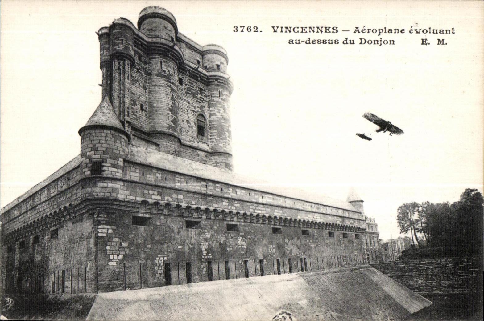 CPA Vincennes Aeroplane evoluant au dessus du Donjon Avion 