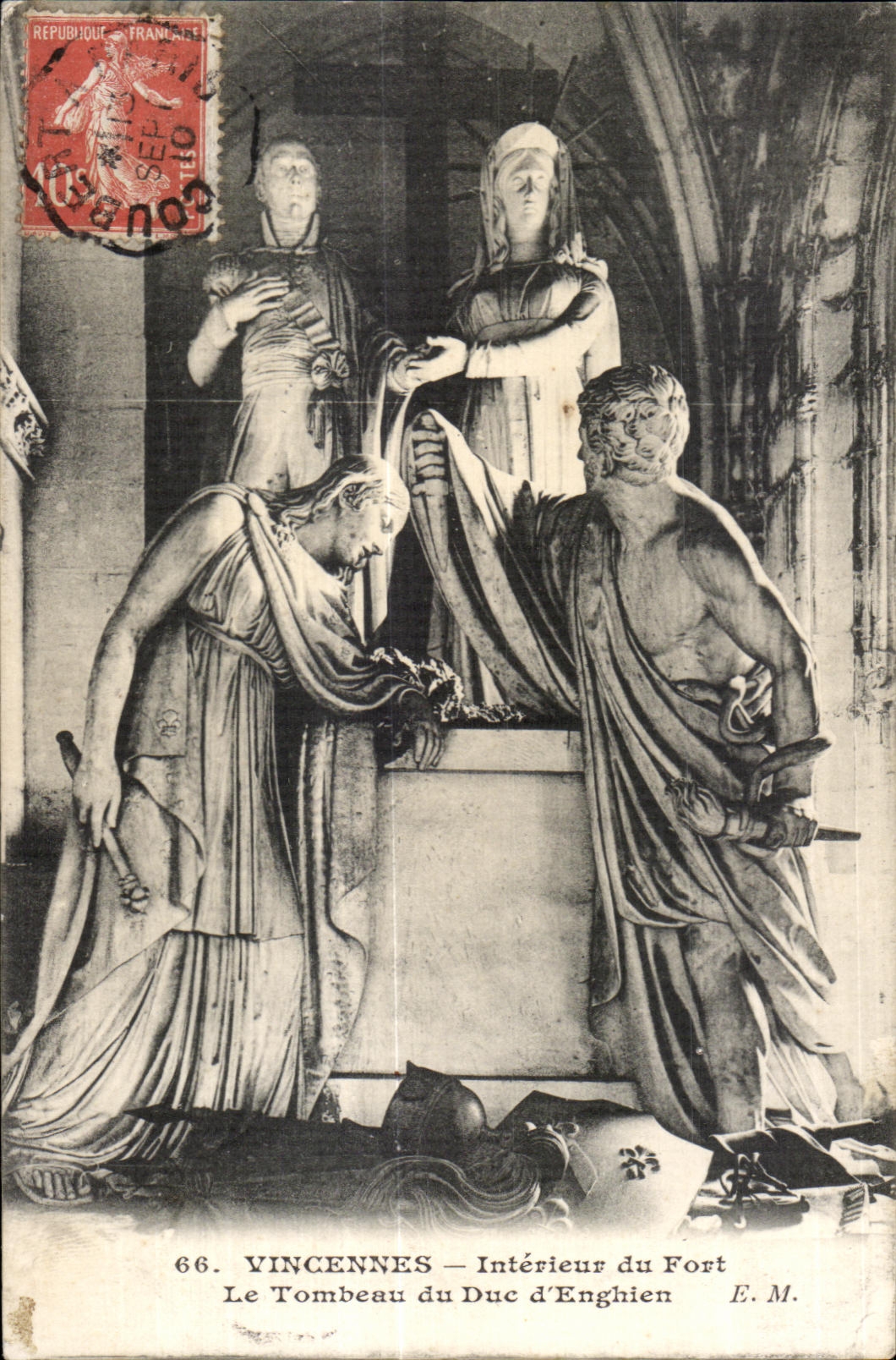 CPA Vincennes Interieur du Fort Le Tombeau du Duc d Enghien