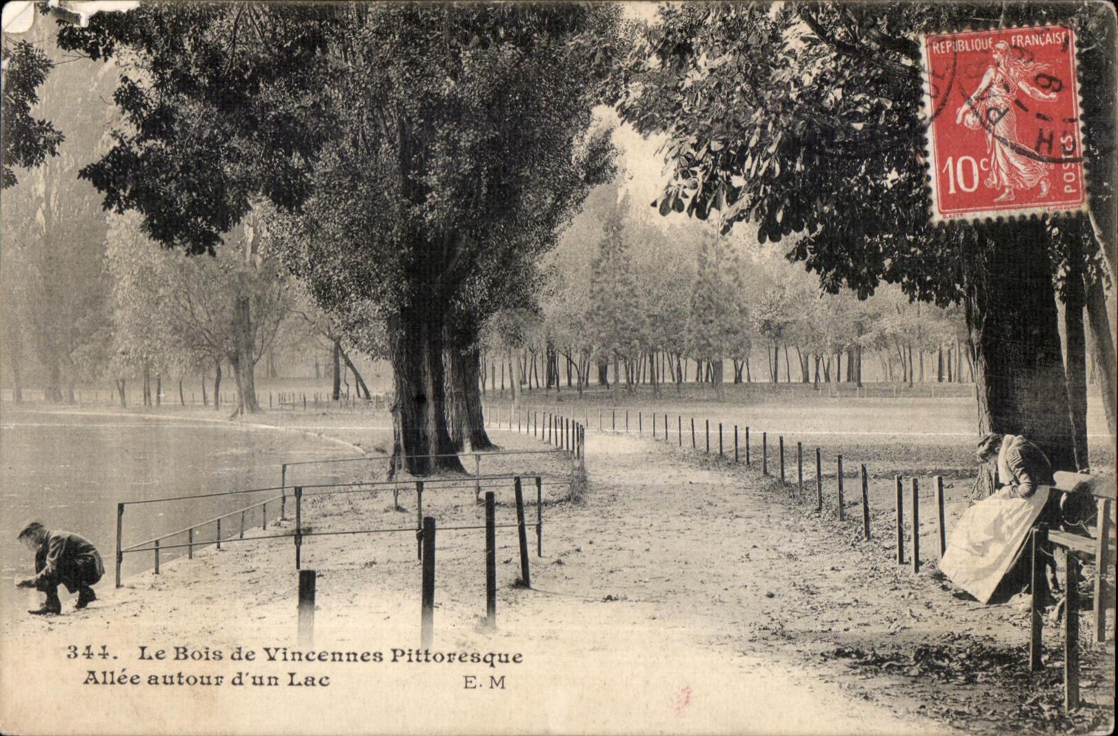 CPA Le Bois de Vincennes Pittoresque Allee autour d un Lac