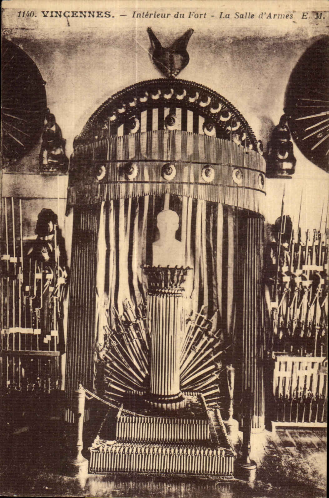 CPA Vincennes Interieur du Fort La Salle d Armes Militaria 