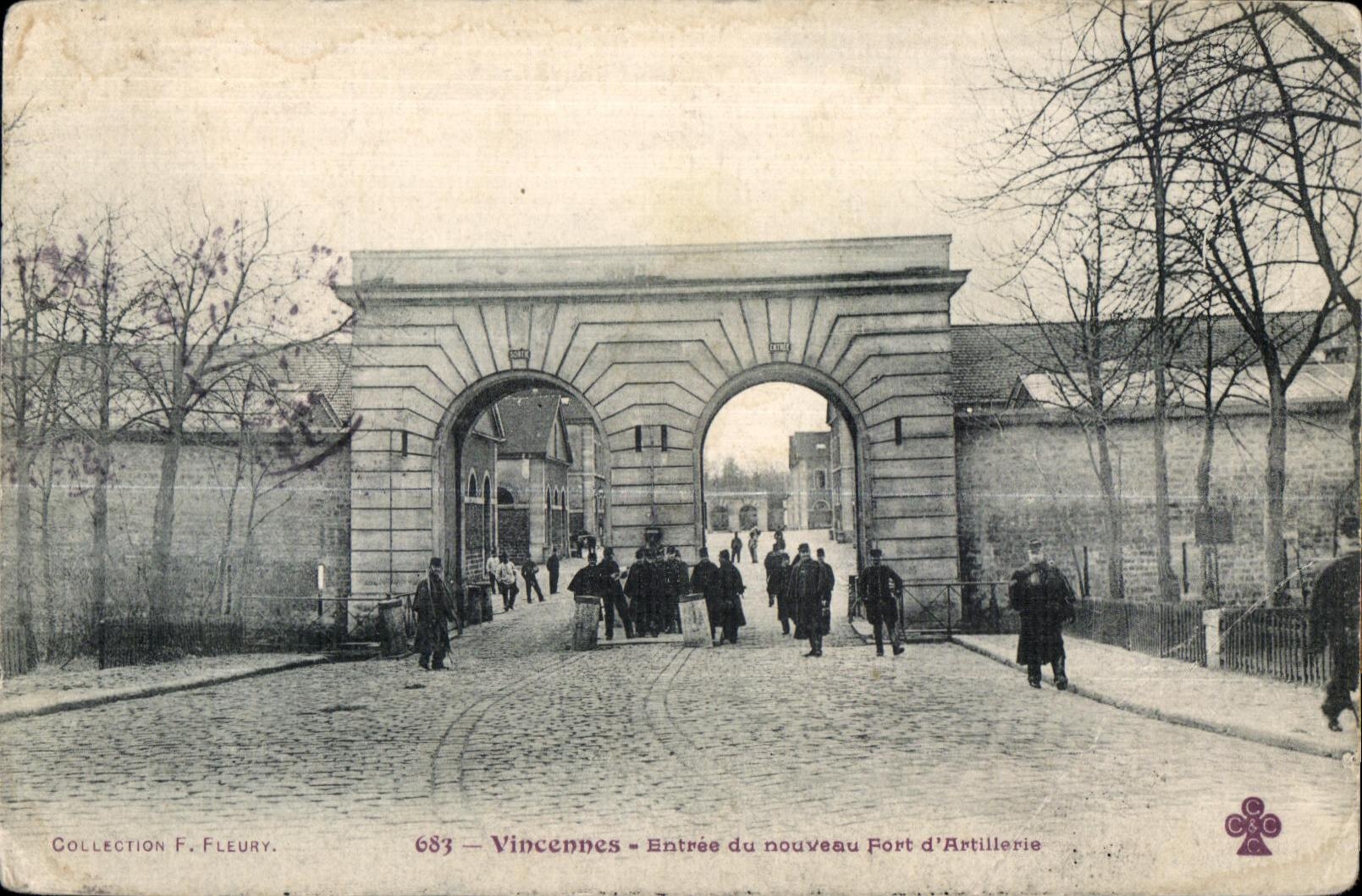 CPA Vincennes Entree Du nouveau Fort d Artillerie Militaria 