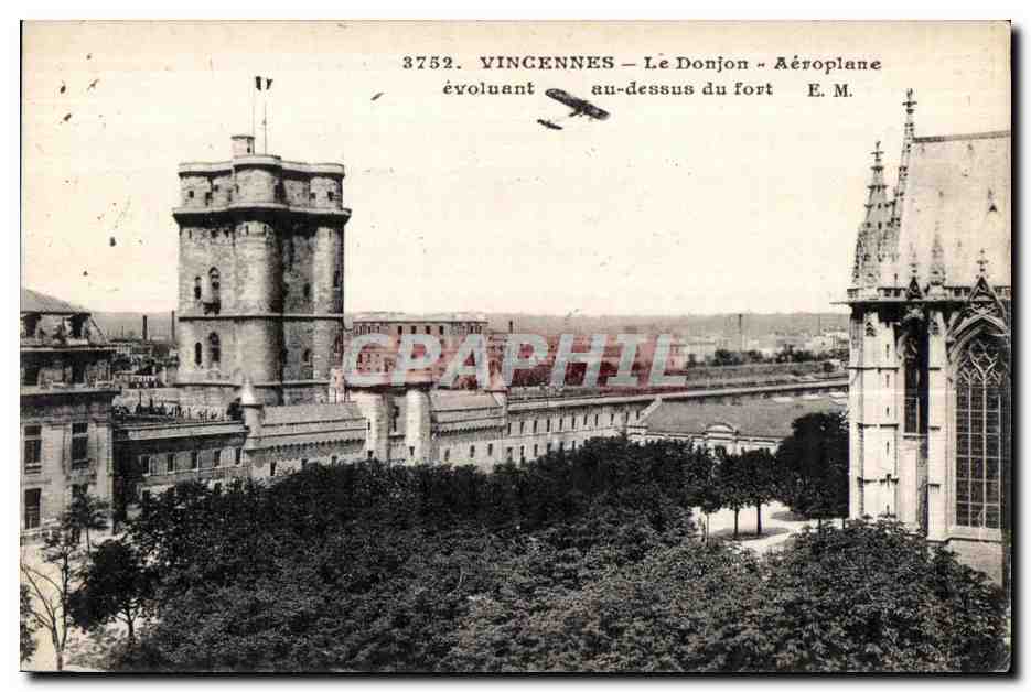 CPA Vincennes Le Donjon Aeroplane evoluant au dessus du fort