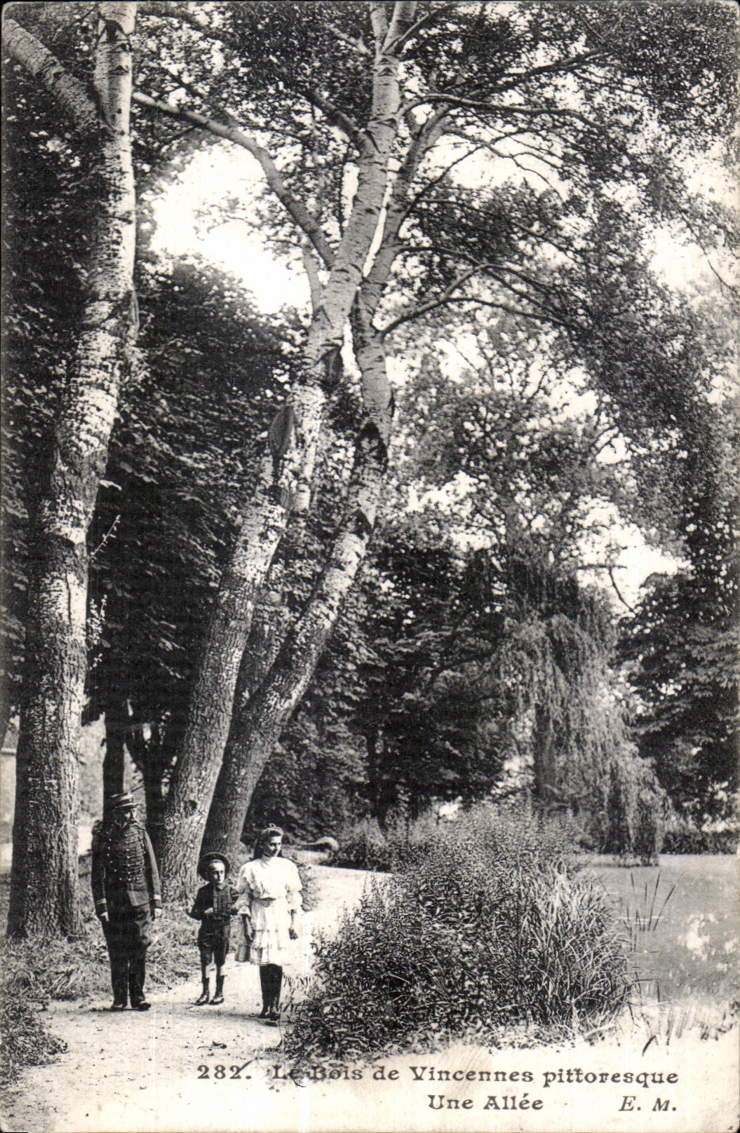 Le Bois de Vincennes — Une Allée pittoresque — E. M.