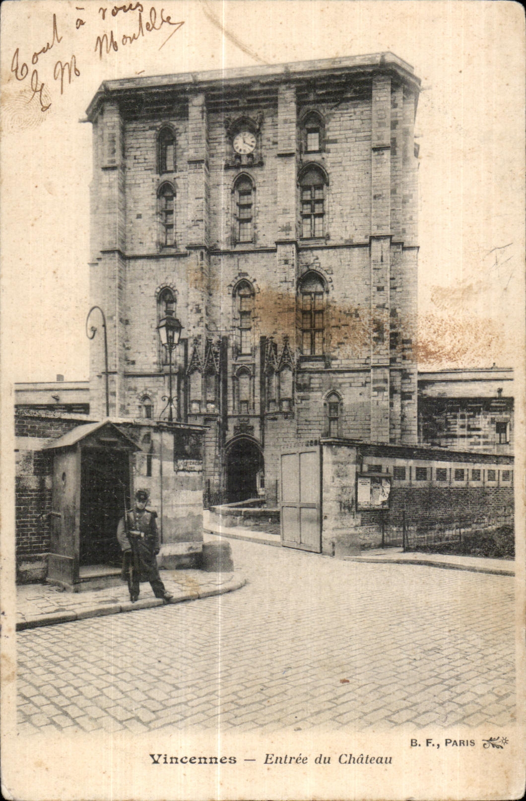 CPA Vincennes Entree du Chateau Militaria soldat