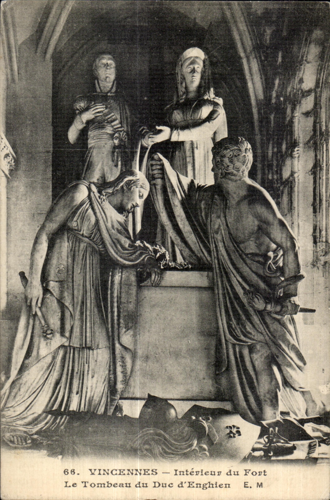 CPA Vincennes Interieur du Fort Le Tombeau du duc d Enghien