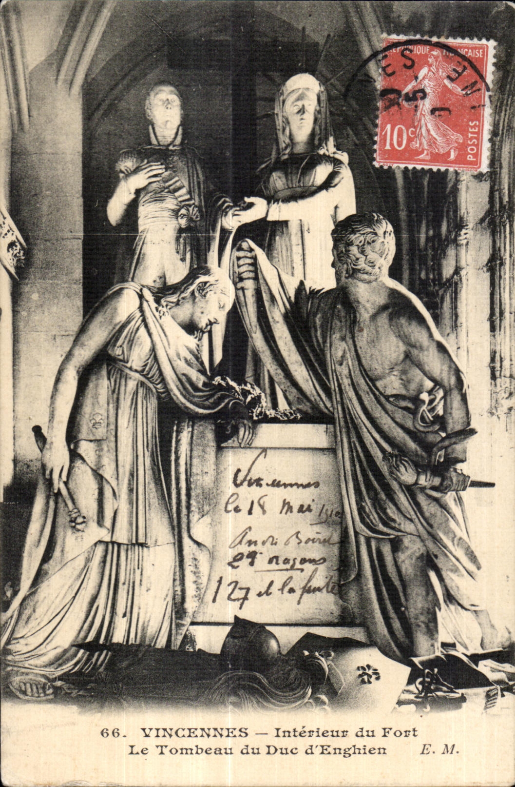 CPA Vincennes Interieur du Fort Le Tombeau du Duc d Enghien