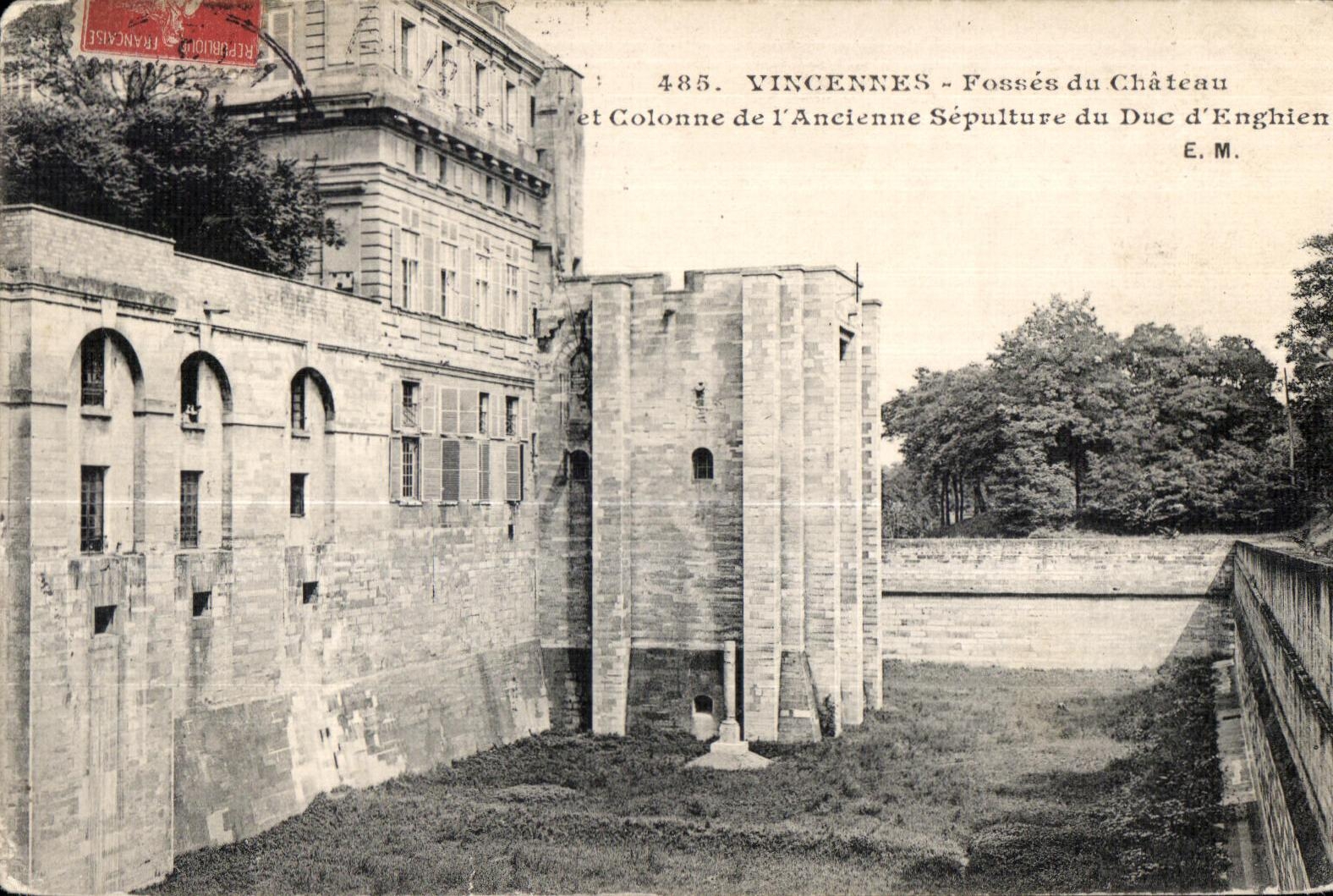 Vincennes - Fossés du Château et Colonne de l'Ancienne Sépulture du Duc d'Enghien — E.M. n°485