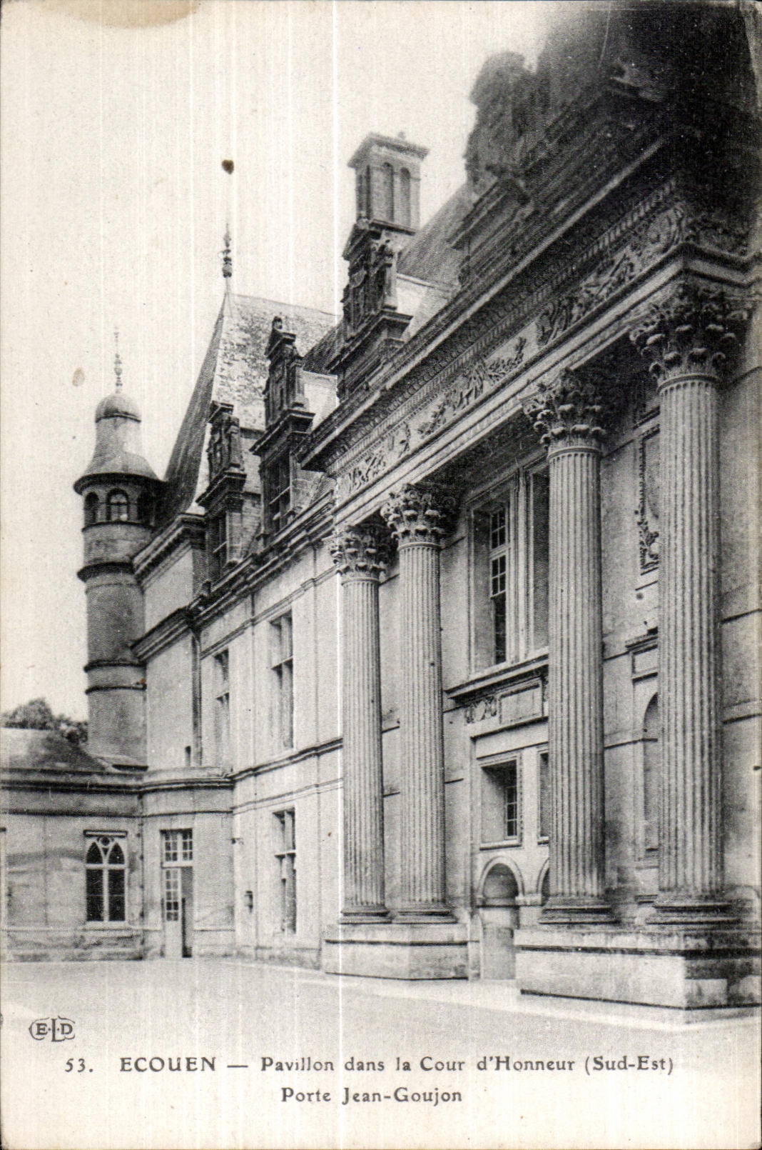 CPA Ecouen Pavillon dans la Cour d Honneur (Sud Est) Porte Jean Goujon