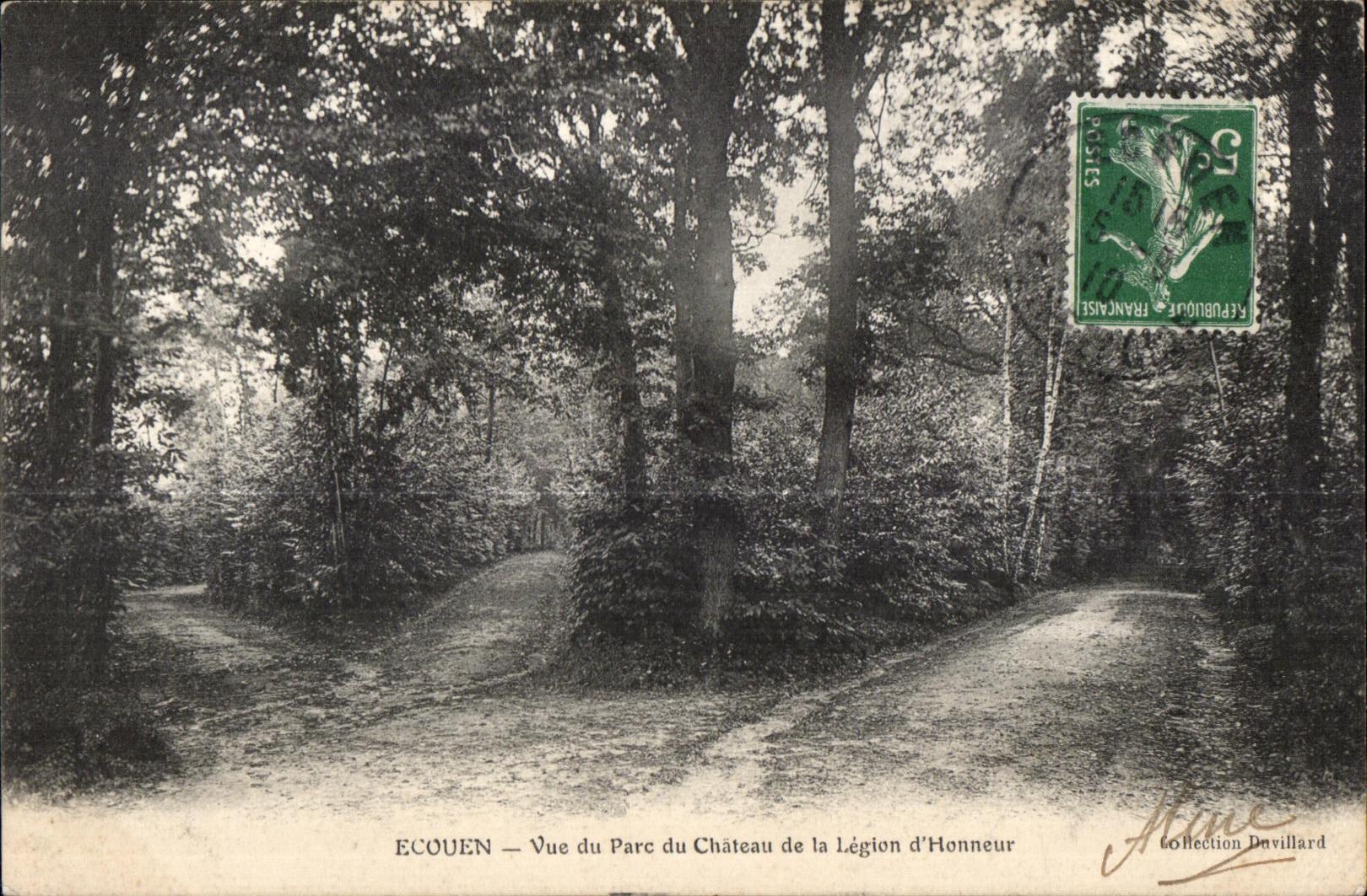 CPA Ecouen Vue du Parc du Chateau de la Legion d Honneur 