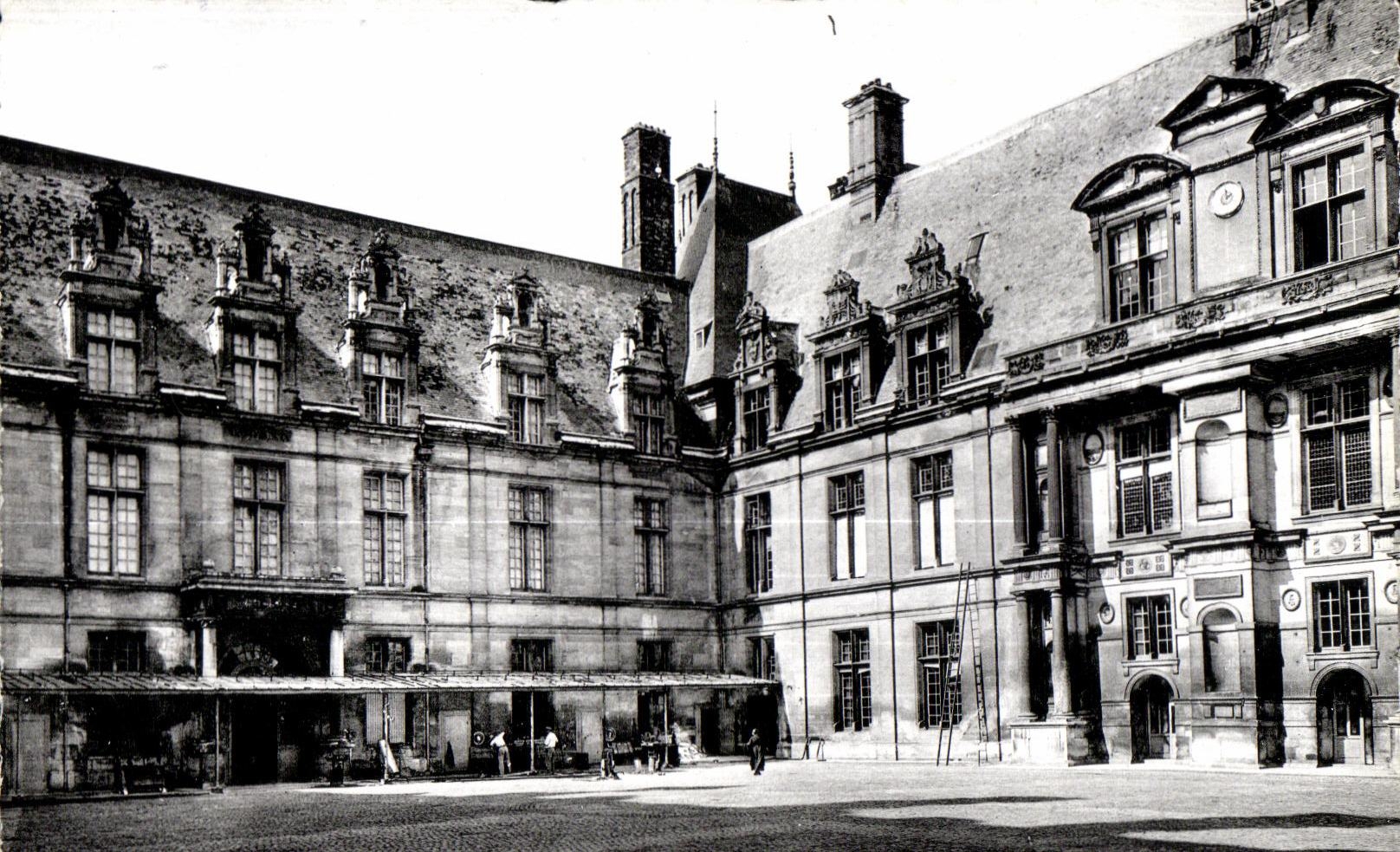 CPA Ecouen (S et O) Chateau de la Legion d Honneur Epeque Francois I er Ceur d honneur