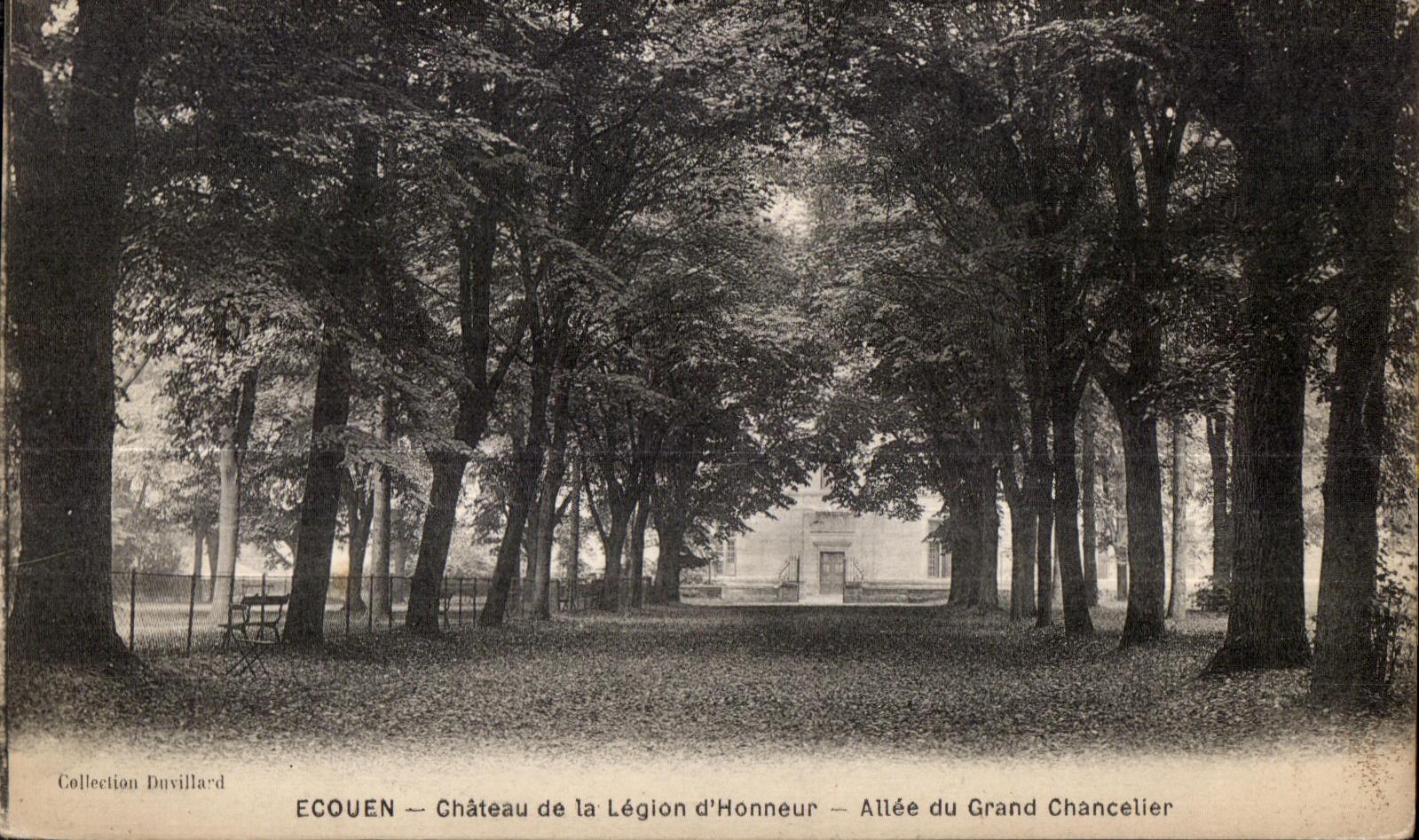 CPA Ecouen Chateau de la Legion d Honneur Allee du Grand Chancelier