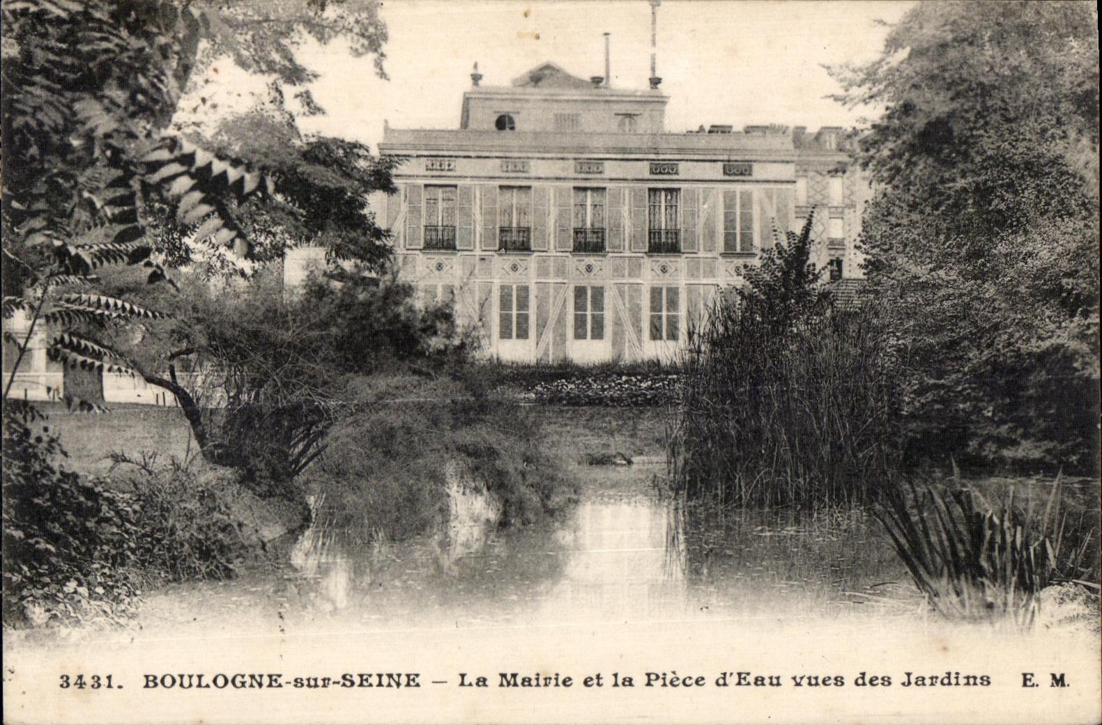 CPA Boulogne sur Seine La Mairie et la Piece d Eau vues des Jardins