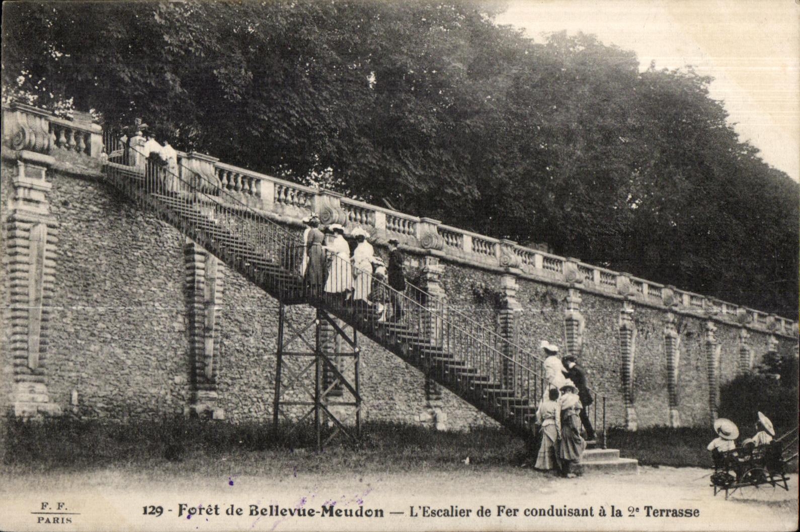 CPA Foret de bellevue meudon L escalier de fer conduisant a la terrasse