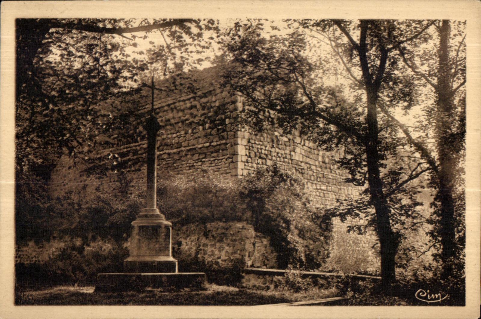 CPA Luzarches (S et-O ) les vieux remparts