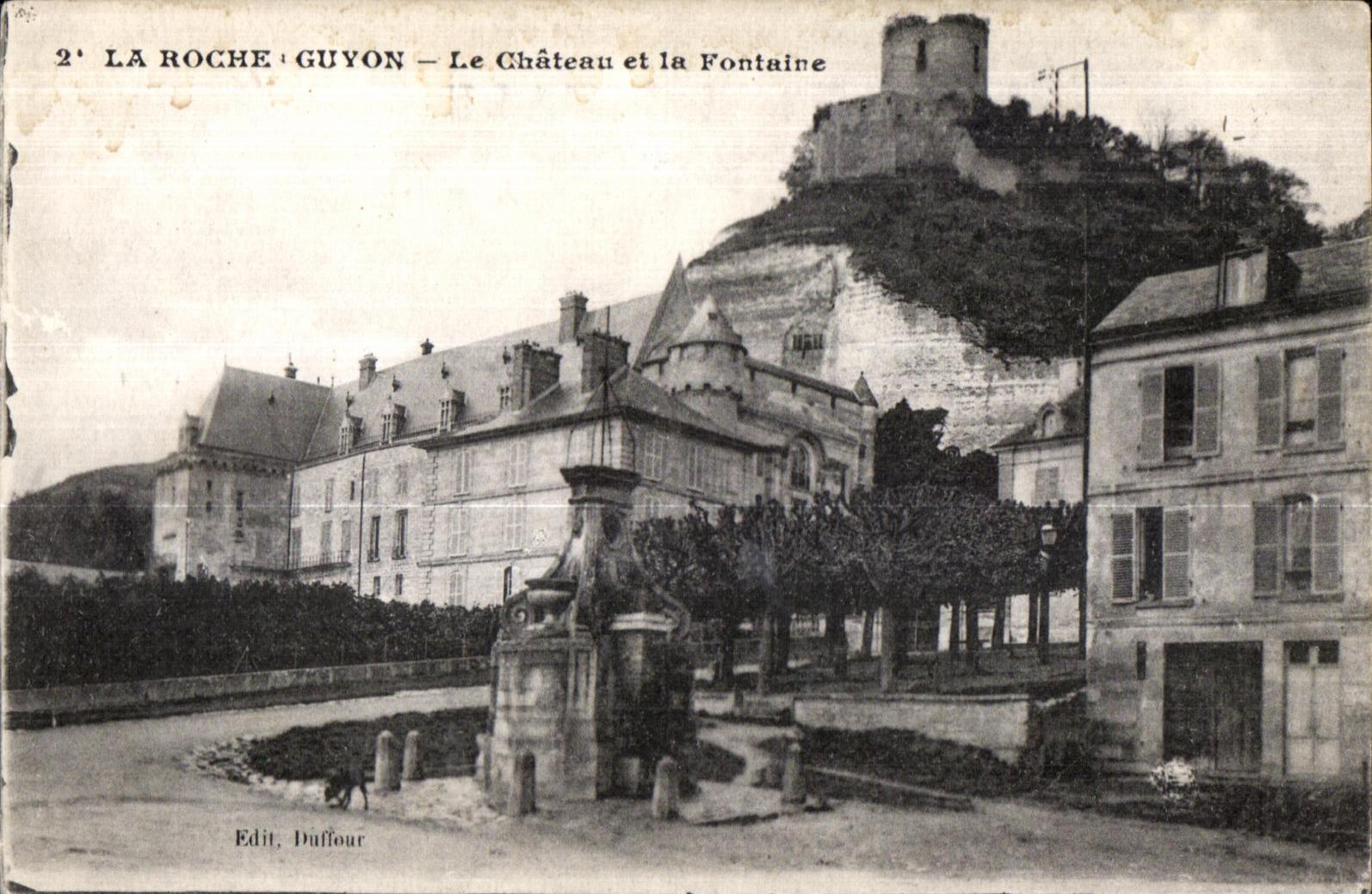 CPA La roche guyon le chateau et la fontaine