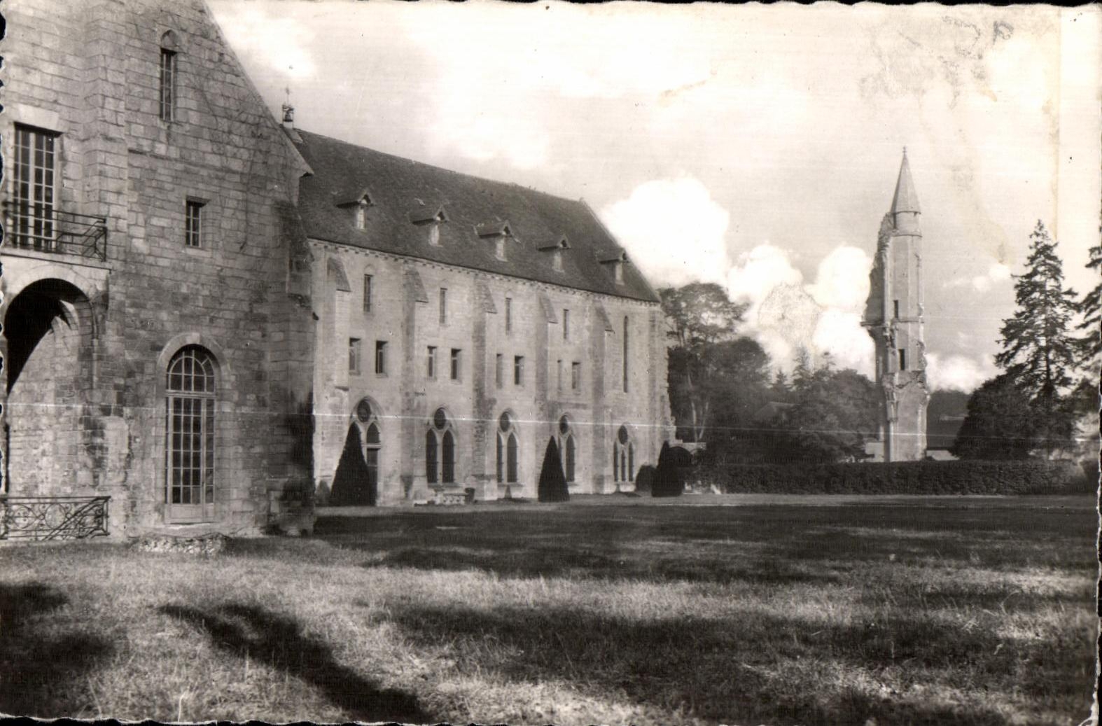 CPSM Abbaye de Royaumont Asnieres sur Oise Vue generale