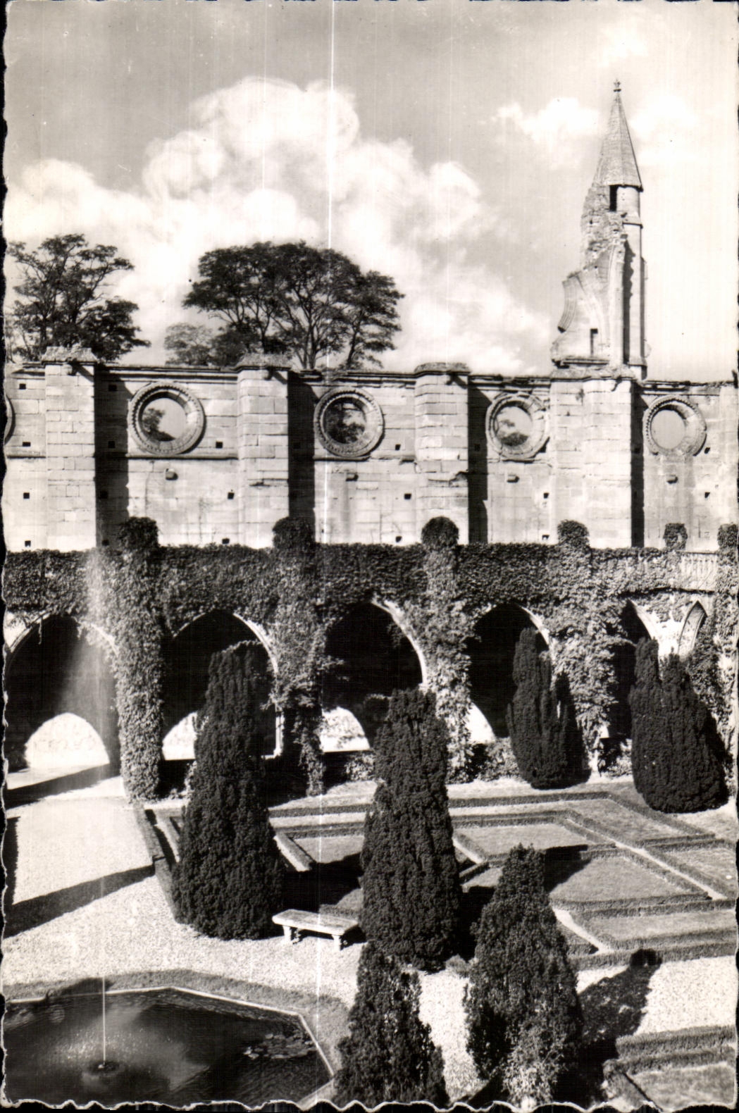Abbaye de Royaumont — Cloître et tourelle — Éditeur : Abbaye de Royaumont (S.-et-O.)