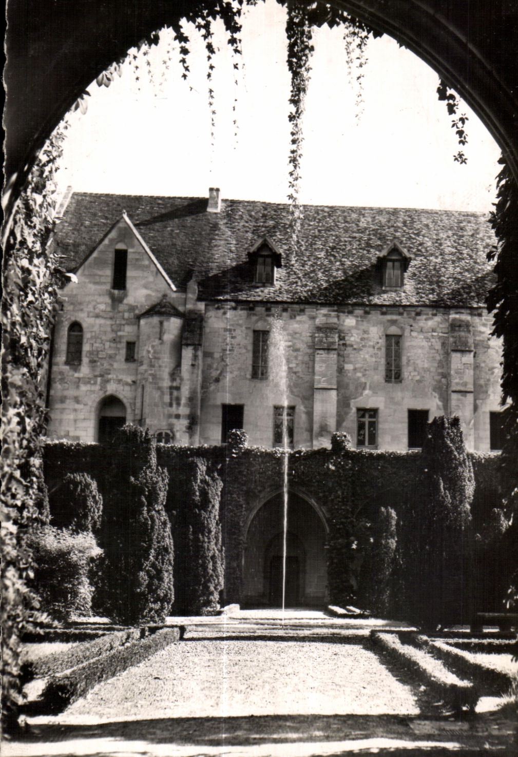 Abbaye de Royaumont — Bâtiments des dortoirs. Façade sur le cloître (s. et o.)