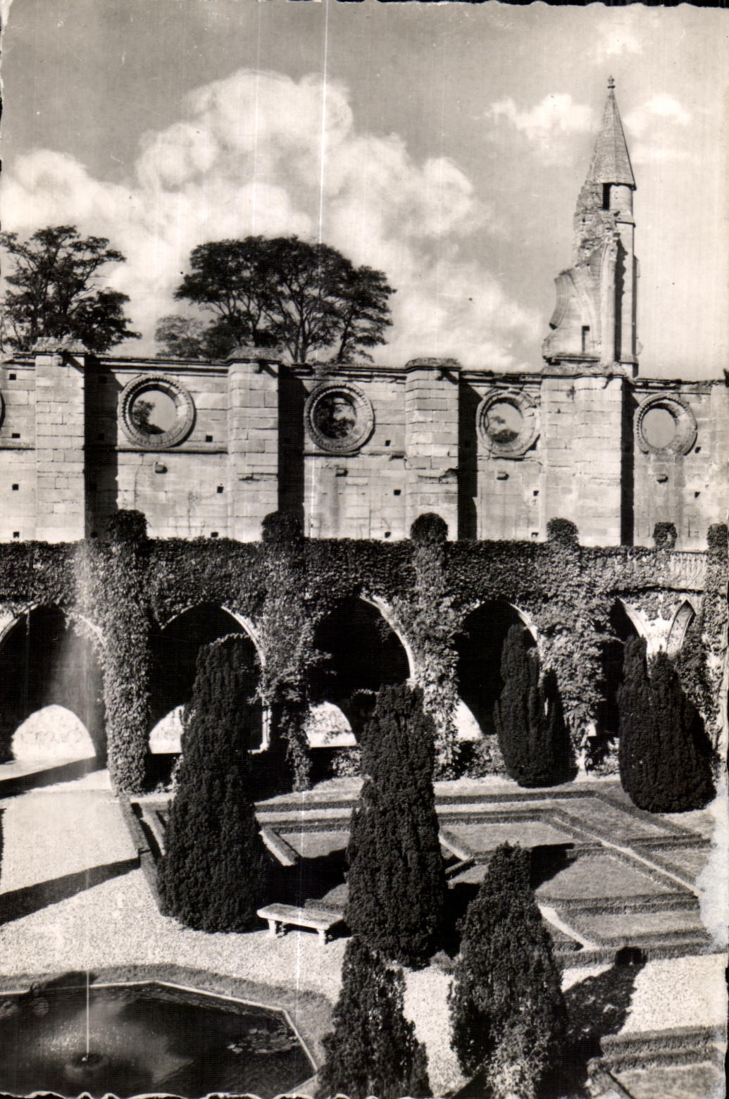 Abbaye de Royaumont — Cloître et tourelle — Éditeur CPAPHIL, n°9