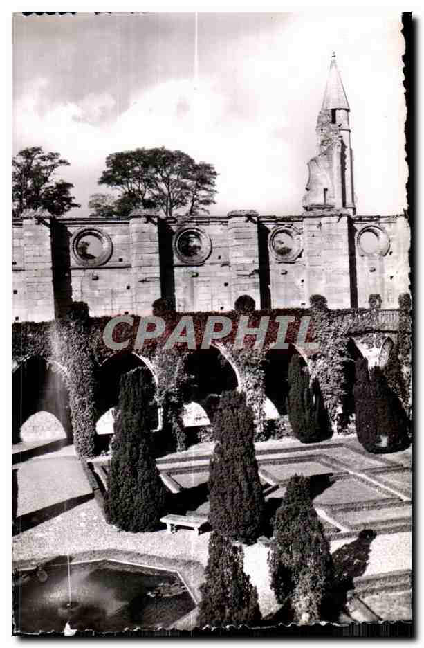 Abbaye de Royaumont — Le cloître et la tourelle — André Liberte, Paris