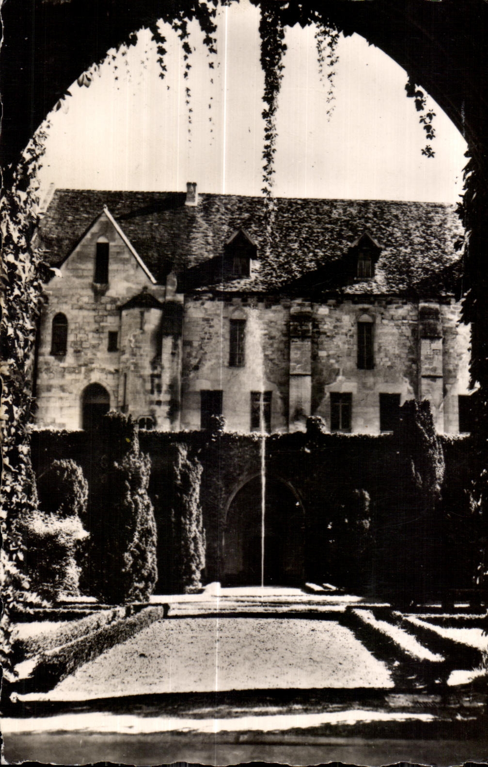 CPSM Abbaye de Royaumont Asnieres sur Oise Batiments des dortoirs facade sur la cloitre